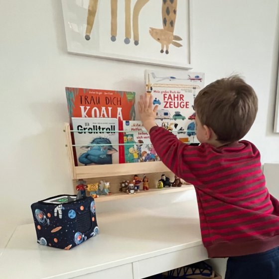 Wand-Bücherregal „TIDYNI Stage“ fürs Kinderzimmer mit Zusatzfach für Tonies etc.