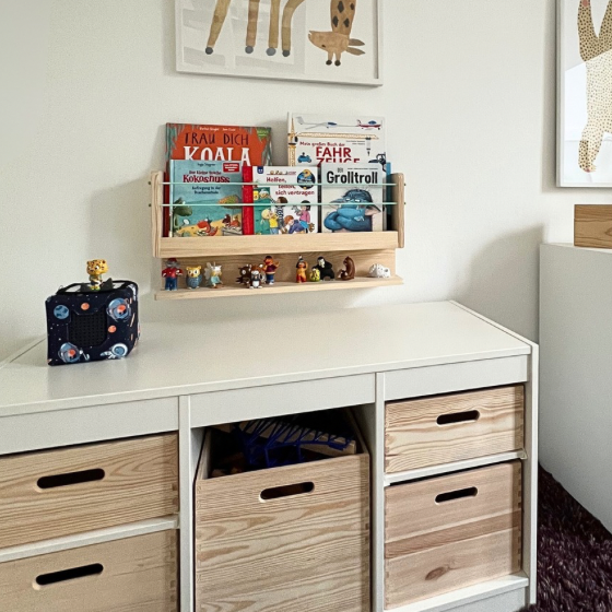Wand-Bücherregal „TIDYNI Stage“ fürs Kinderzimmer mit Zusatzfach für Tonies etc.