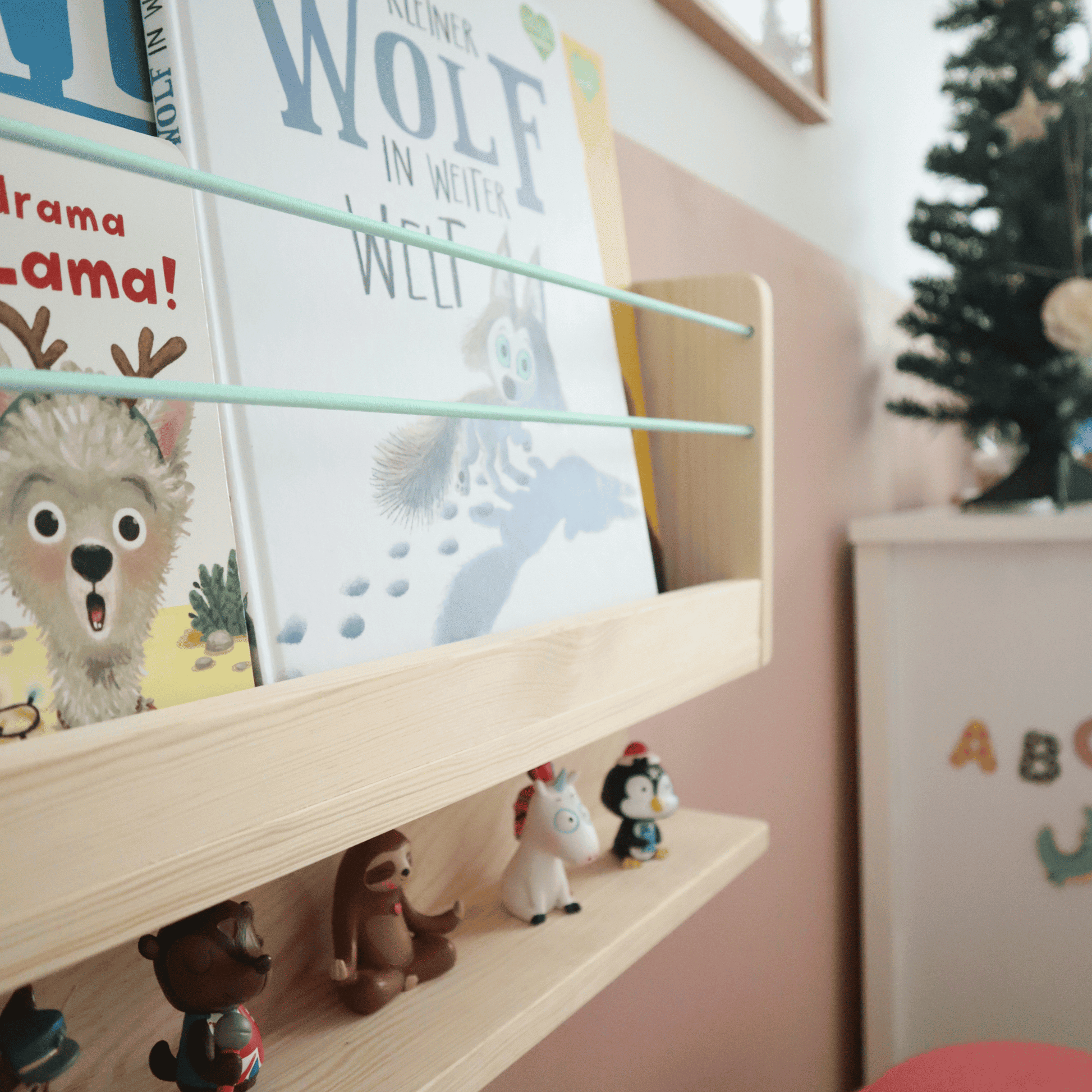 Wand-Bücherregal „TIDYNI Stage“ fürs Kinderzimmer mit Zusatzfach für Tonies etc.